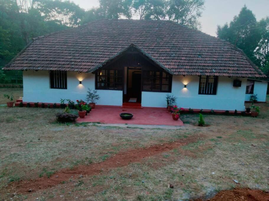 A Quaint Cottage With Rajah'S Seat View. Madikeri Exteriör bild