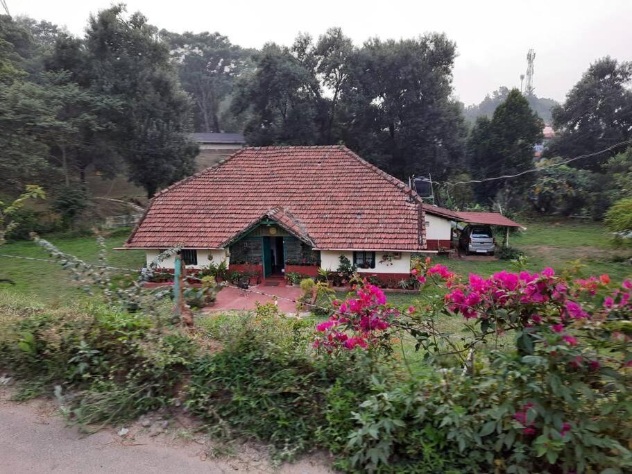 A Quaint Cottage With Rajah'S Seat View. Madikeri Exteriör bild